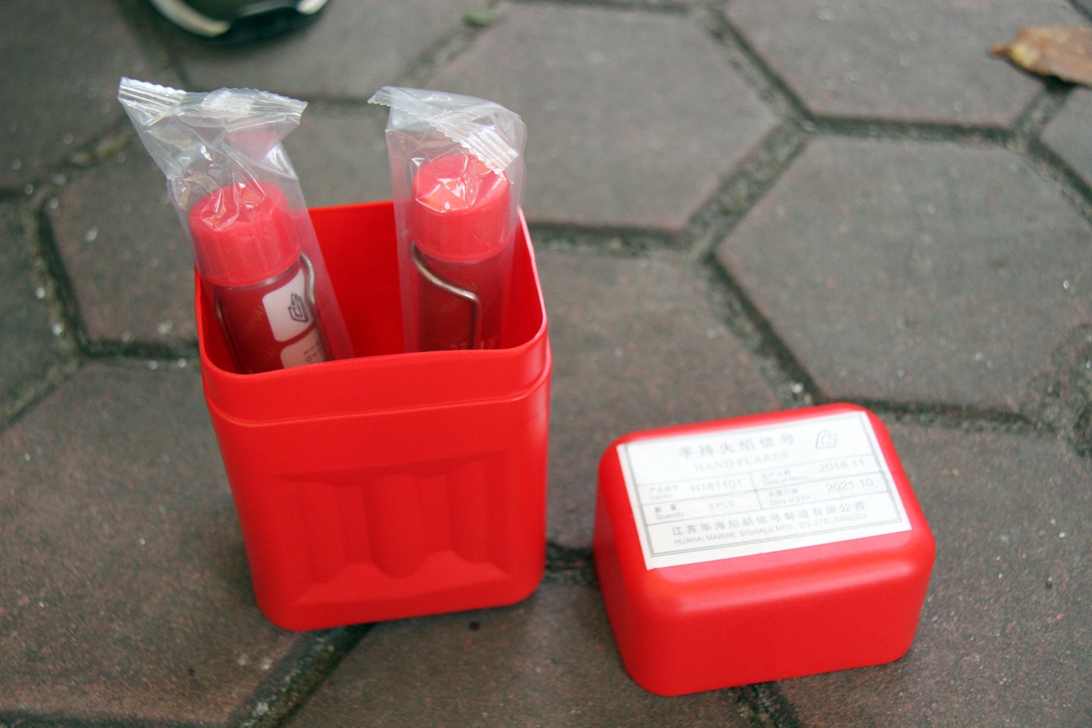 Canh sat chan xe Mazda mang phao sang vao san My Dinh hinh anh