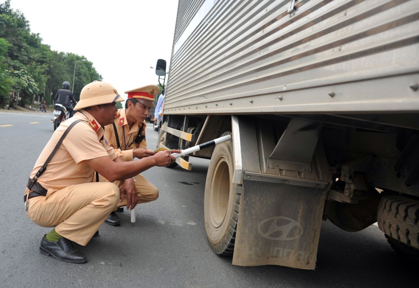 Tuoc bang lai oto cua 9.800 tai xe trong 2 thang hinh anh