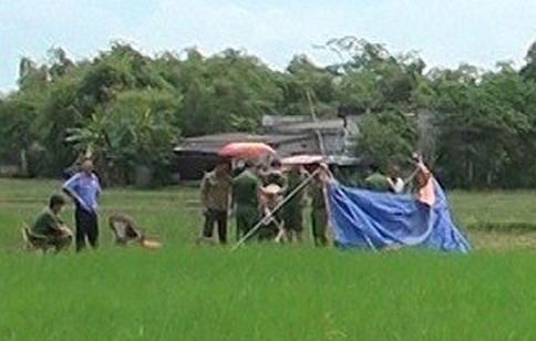Nguoi phu nu buon ca bi sat hai tren duong di cho hinh anh