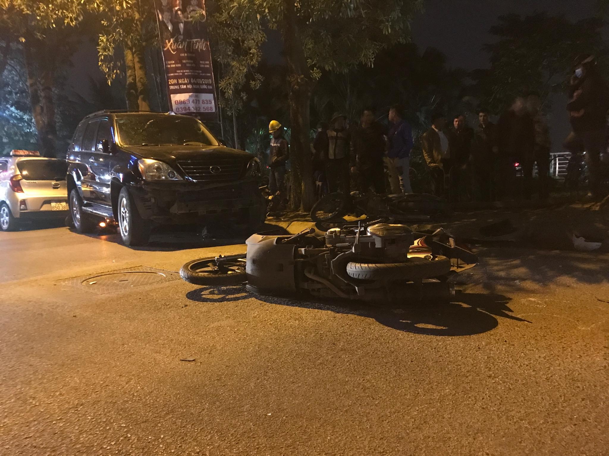 Khoanh khac Lexus tong 7 xe may o Ha Noi hinh anh