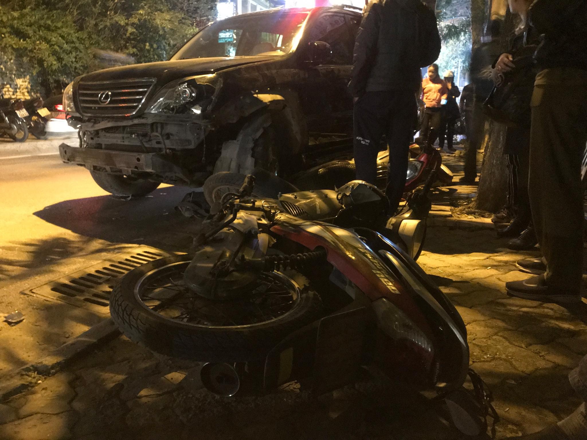 Nu tai xe lai Lexus tong 7 xe may, 2 oto o Ha Noi hinh anh