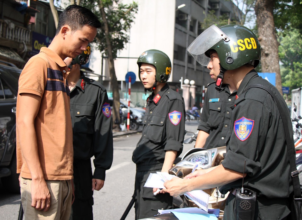 CSCD trang bi camera, tuan tra ban ngay phat loi ve mu bao hiem hinh anh