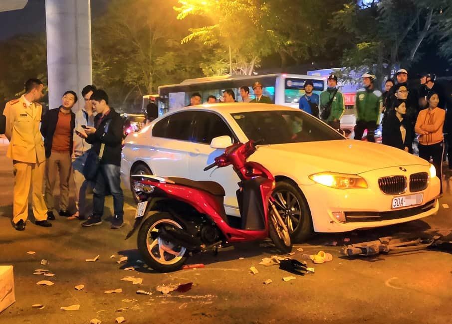 Va cham oto, co gai bi xe buyt can tu vong hinh anh