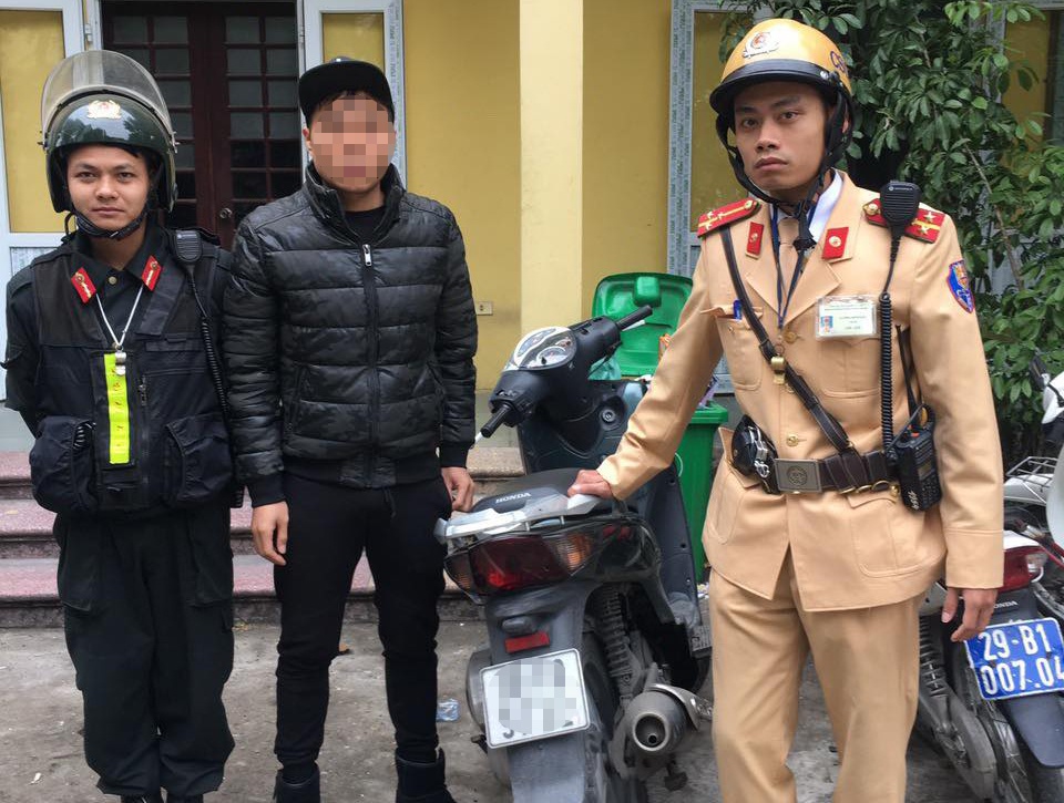 Canh sat pha an ma tuy khi kiem tra thanh nien chay xe SH hinh anh