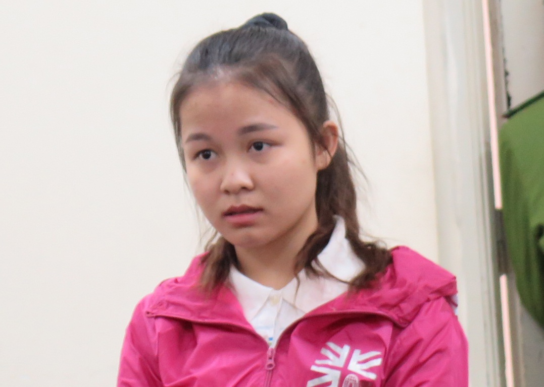 Van chuyen 10 banh heroin, co gai 18 tuoi linh an tu hinh anh