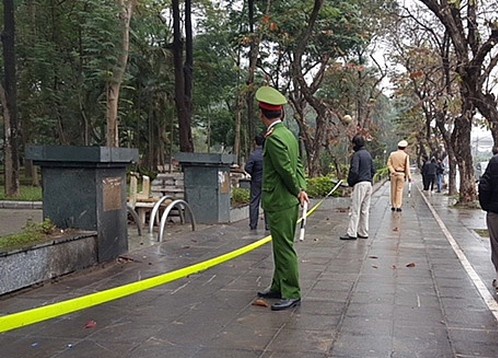 Co gai co tien an nghi bi sat hai trong vuon hoa hinh anh