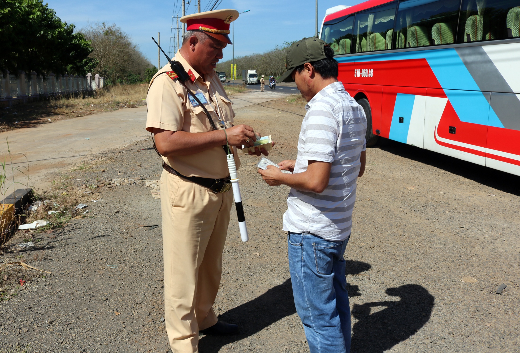 Tong kiem tra oto tai, xe khach de phat hien tai xe dung ma tuy hinh anh