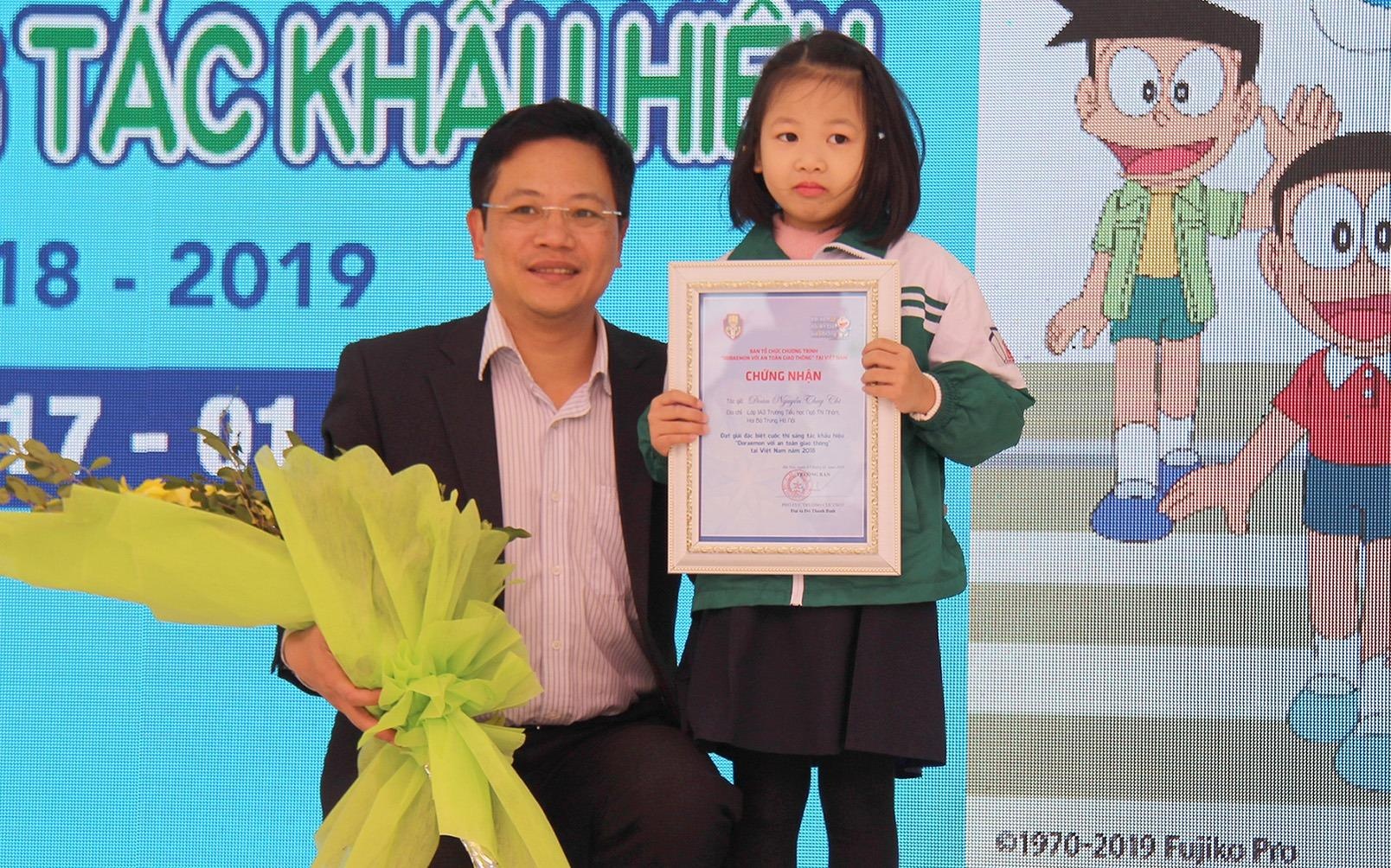 Co be 6 tuoi doat giai dac biet cuoc thi ve luat giao thong hinh anh