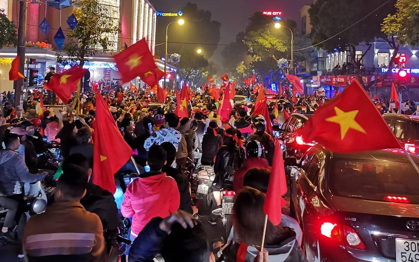 Hang nghin nguoi ra duong co vu tuyen Viet Nam lot vao tu ket hinh anh