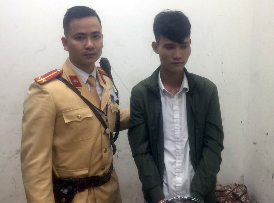 CSGT truy duoi nghi can cuop tui xach cua co gai ve que an Tet hinh anh