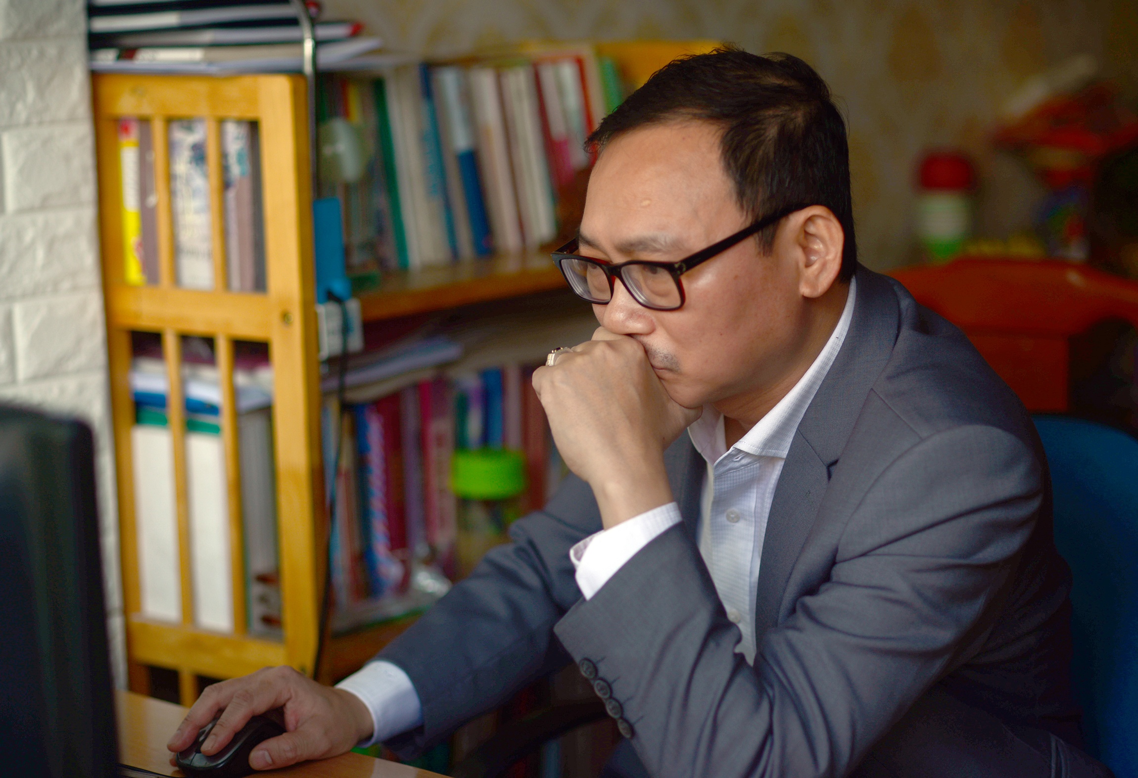 Nu sinh di giao ga anh 1