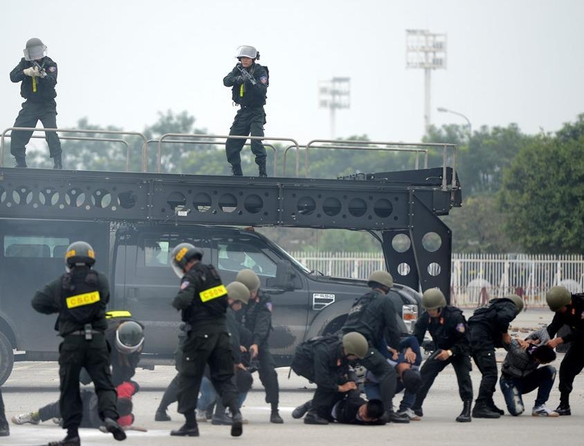 Cong an Ha Noi tung quan bao ve hoi nghi thuong dinh My - Trieu hinh anh