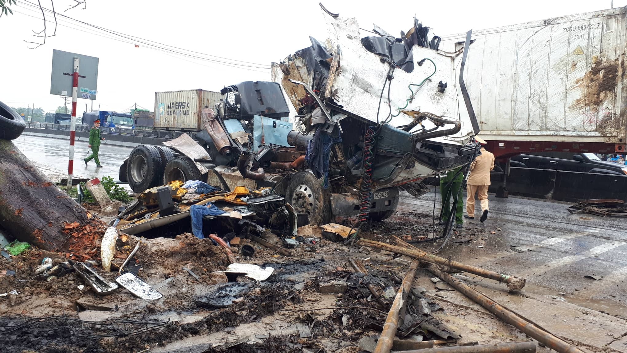 Xe container dam lien hoan tren quoc lo, 1 nguoi chet, 7 bi thuong hinh anh