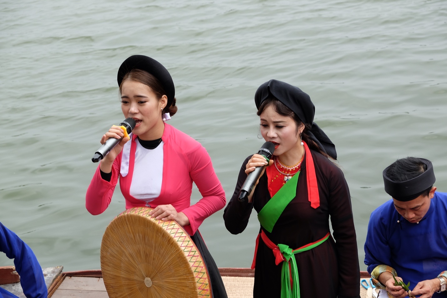 Du khach trai chieu an uong, vut rac tai hoi Lim hinh anh