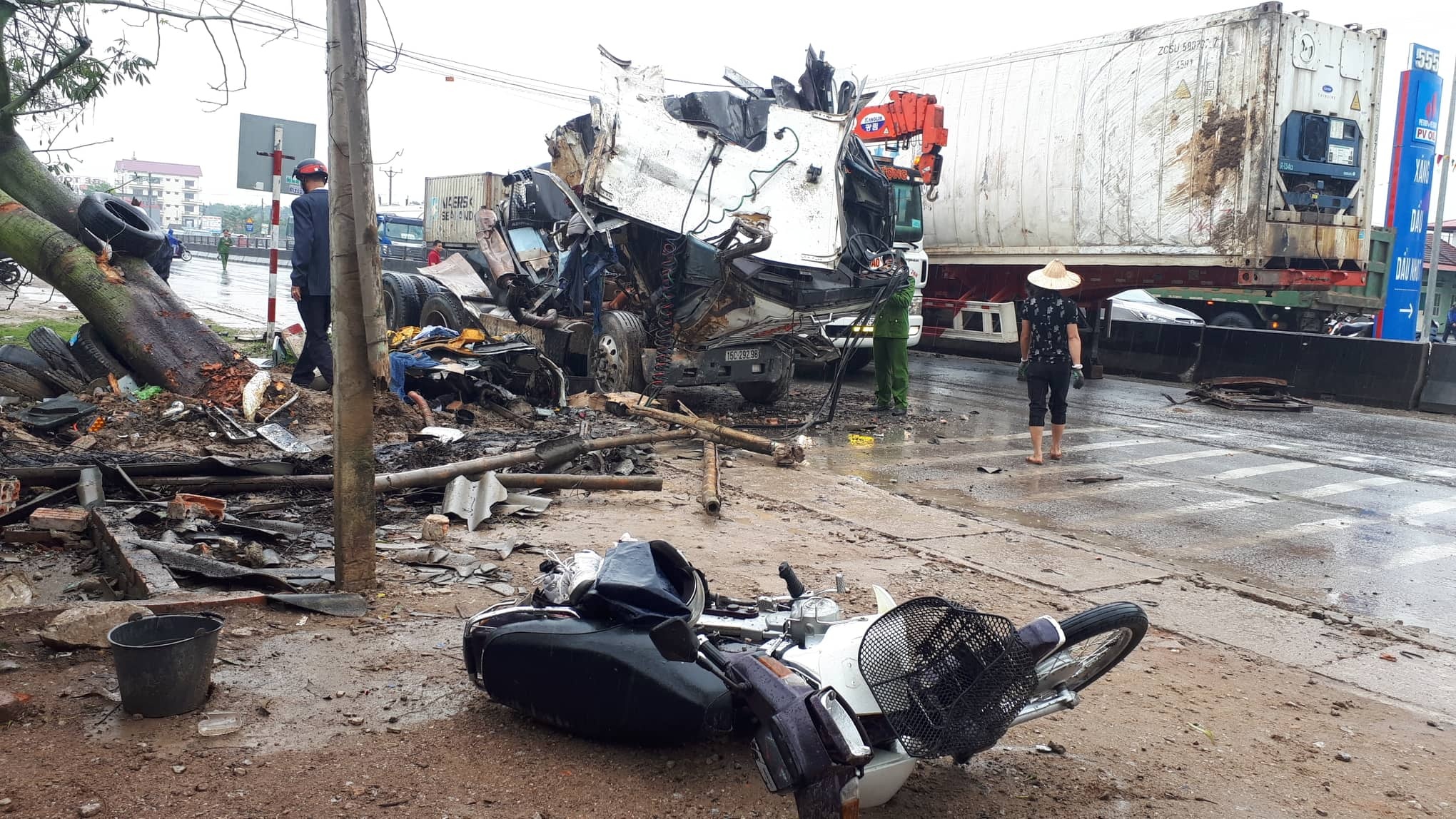 Container đâm liên hoàn ảnh 1 Container dam lien hoan anh 1