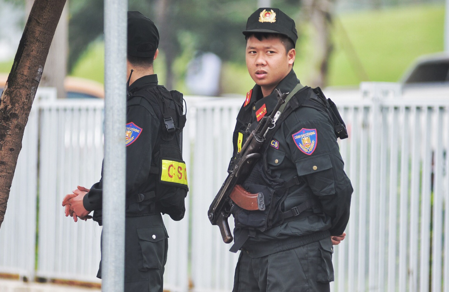 Canh sat mang AK bao ve noi 'quai thu' cua Tong thong My tap ket hinh anh