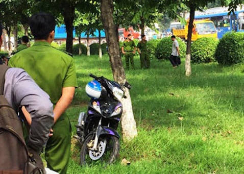 Xu ly the nao voi ke dam chet nguoi cha dat con di choi cong vien? hinh anh