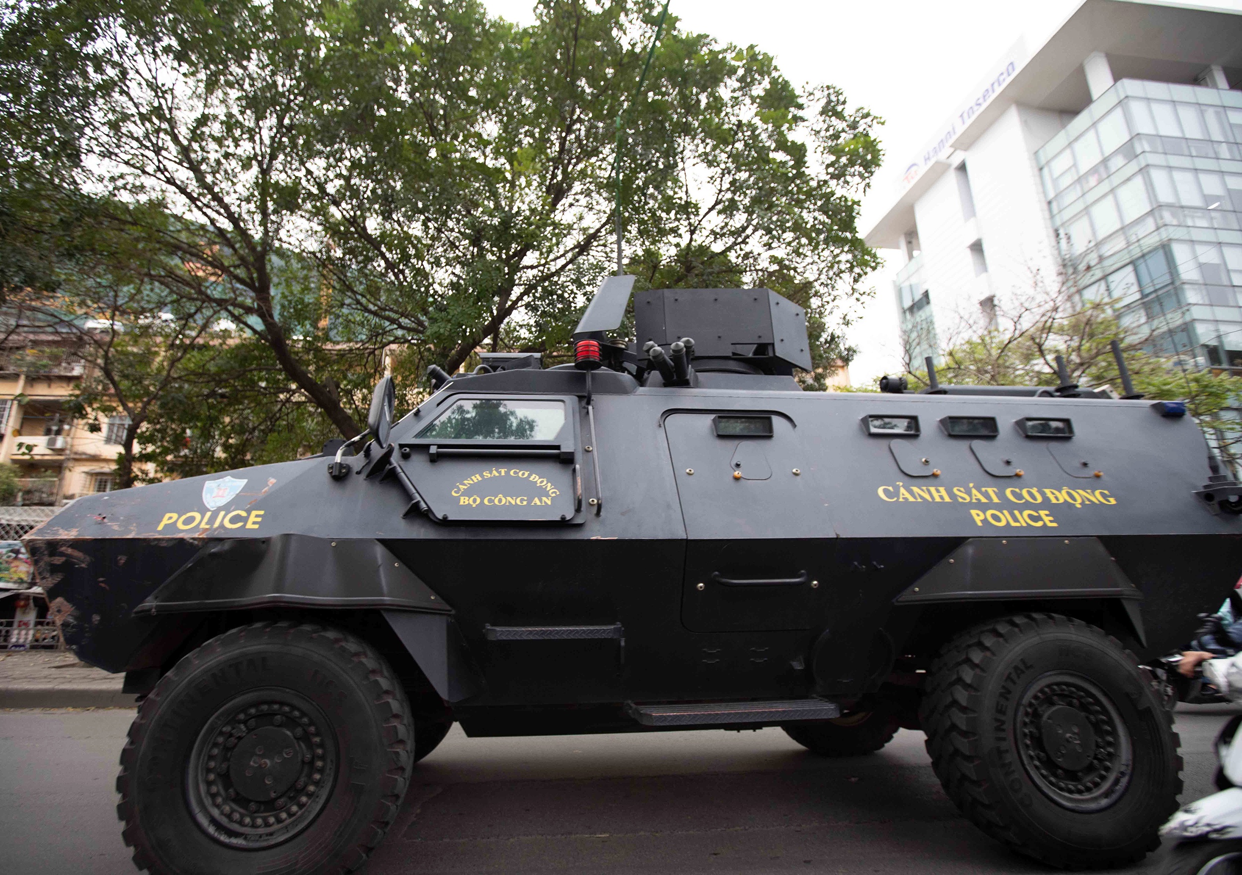 Xe boc thep CSCD xuat hien tren duong pho truoc hoi nghi My - Trieu hinh anh