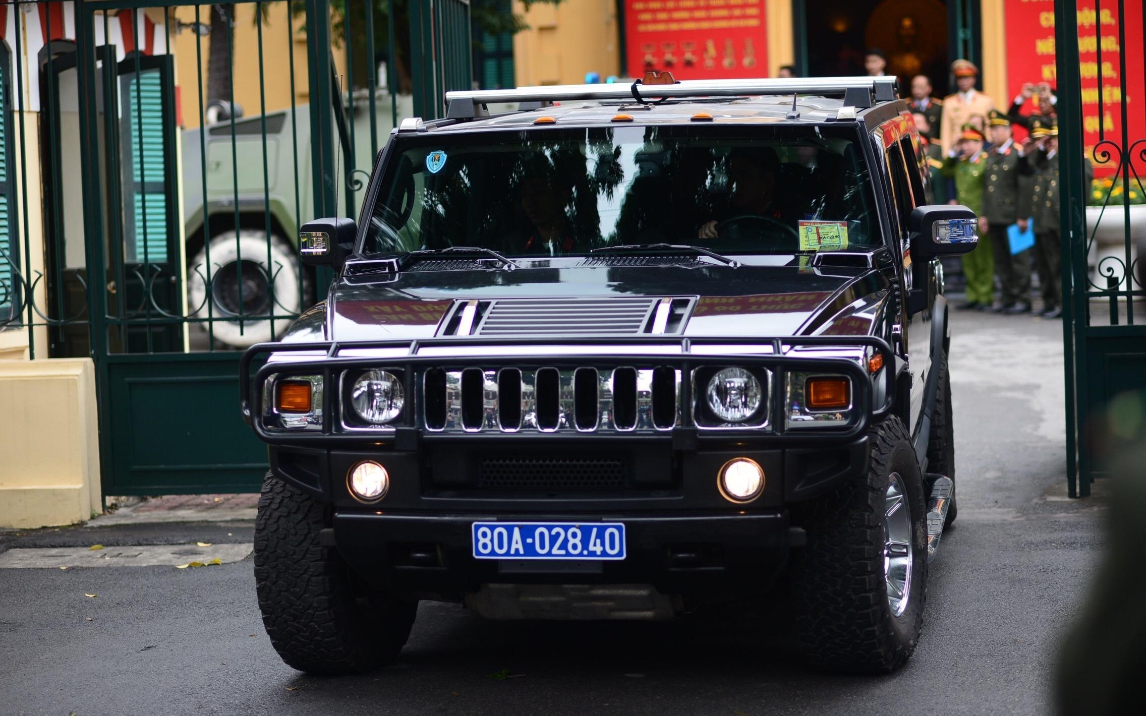 Hummer chong dan, xe boc thep xuat quan bao ve thuong dinh My - Trieu hinh anh