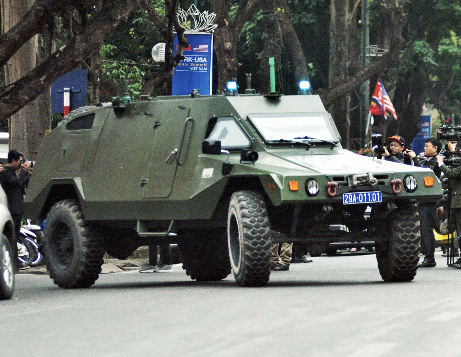 Dan xe dac chung xuat quan bao ve thuong dinh My - Trieu hinh anh