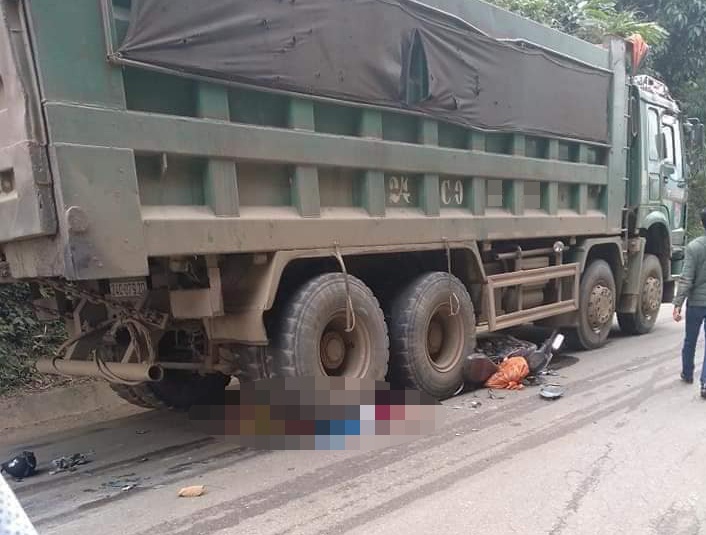 Nguoi vo moi cuoi tu vong khi xe may bi cuon vao gam oto tai hinh anh