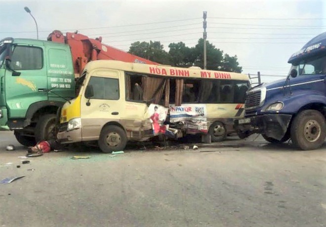 Khoi to tai xe re au lam 2 nguoi tu vong tren dai lo Thang Long hinh anh