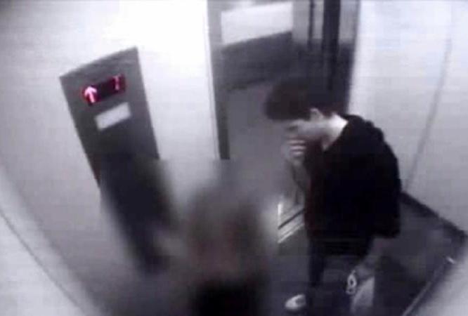 Cong an bay cach doi pho 'yeu rau xanh' trong thang may hinh anh