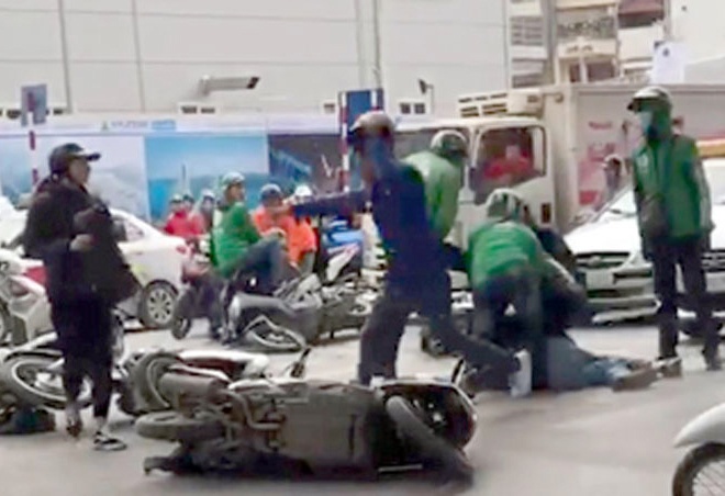 Canh sat hinh su bi chem khi vay bat nhom dan canh dung xe de trom hinh anh