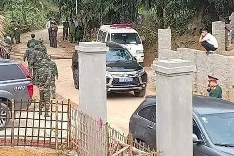 Nghi an gai chat no truoc nha co gai do mau thuan tinh cam hinh anh