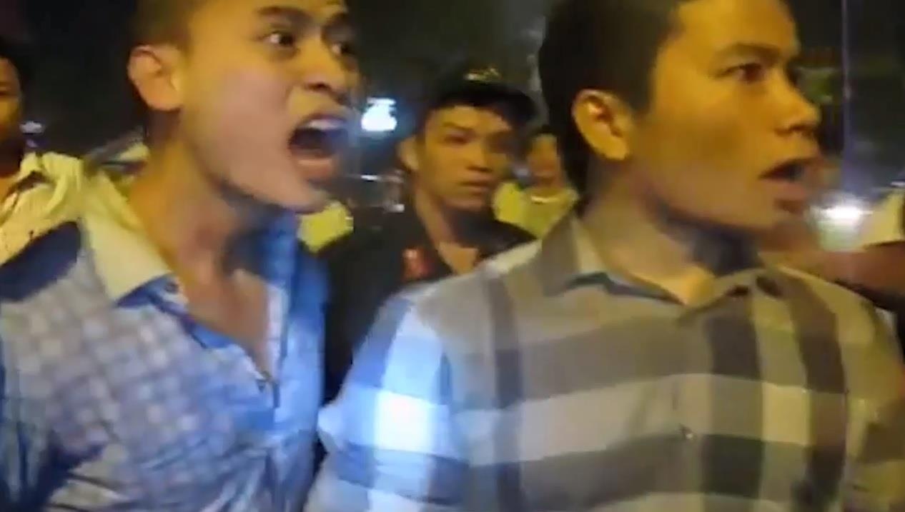 Xon xao tin don ke sam so co gai tung de doa canh sat hinh anh