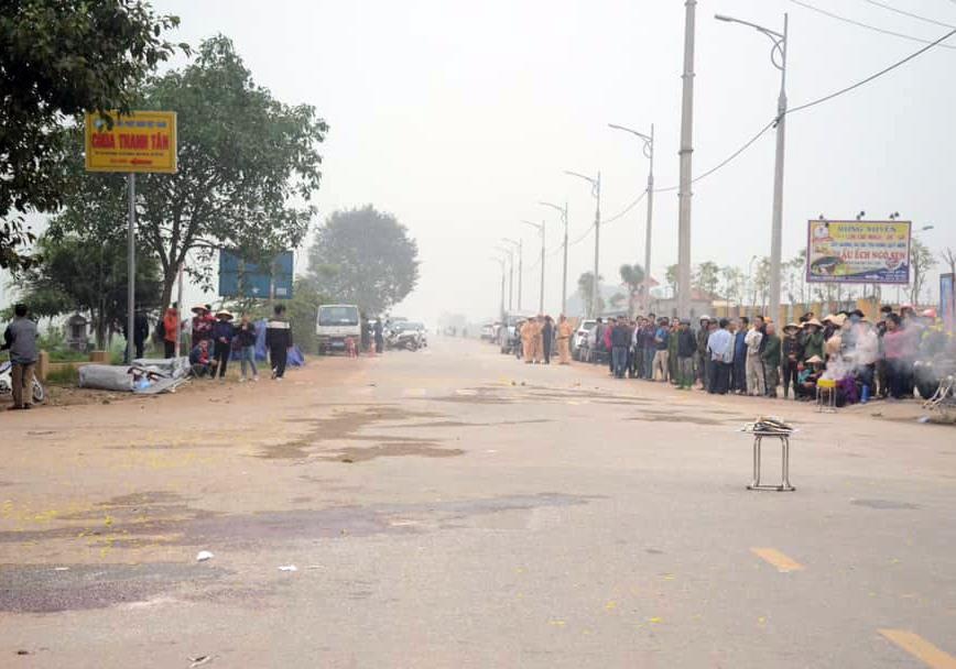 Xe khách tông đoàn đưa tang ảnh 2 Xe khach tong doan dua tang anh 2