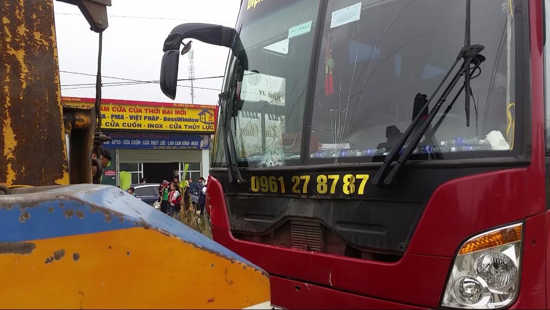 Xe khach chay sai tuyen, tong chet 7 nguoi o toc do gan 80 km/h hinh anh