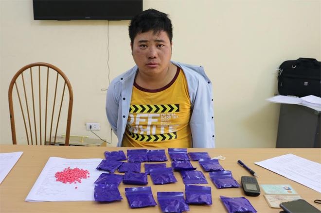 9X mang 20.000 vien ma tuy chong tra cong an hinh anh