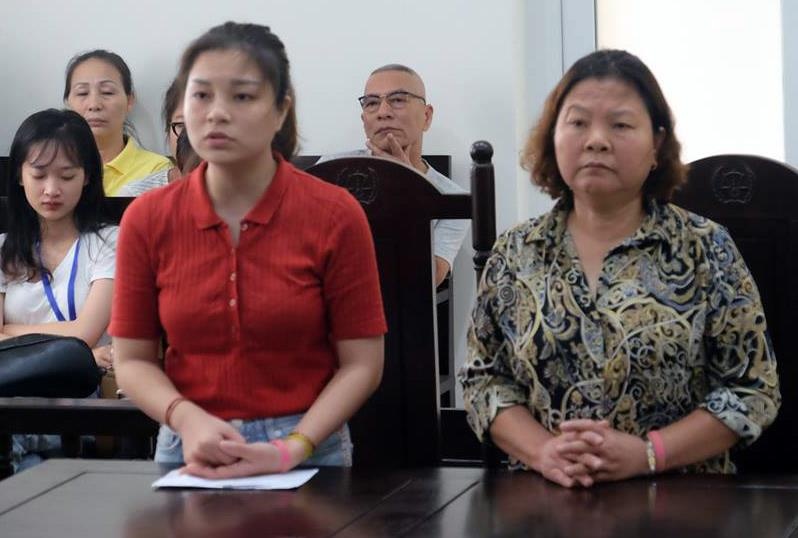 Nu giao vien trung hoc linh an tu vi hanh hung ba hang xom hinh anh