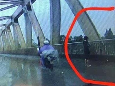 Nghi an nu sinh lop 12 nhay cau tu tu sau khi bi ham hiep hinh anh