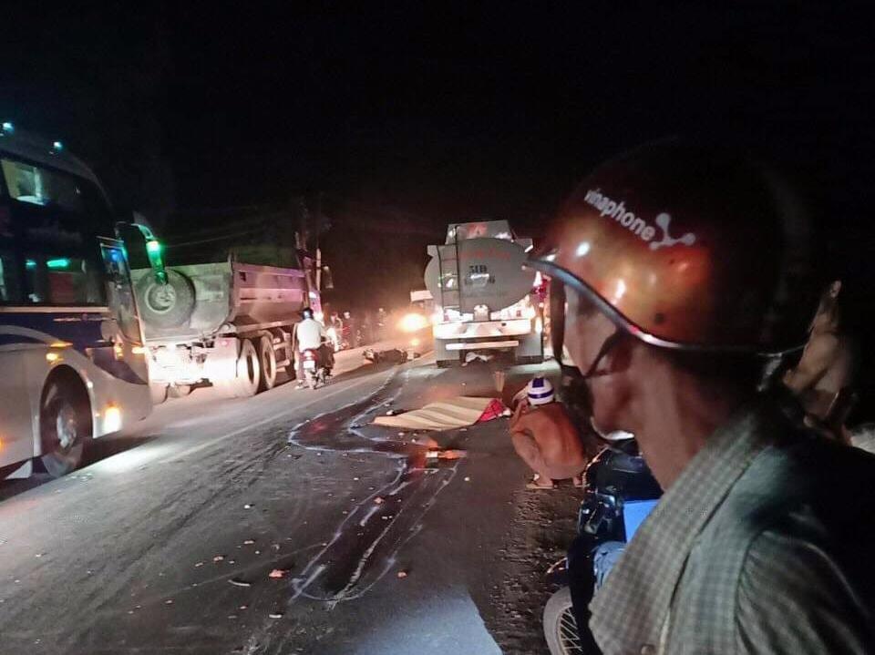 Ve mien Tay nghi le, doi vo chong bi xe bon can tu vong hinh anh