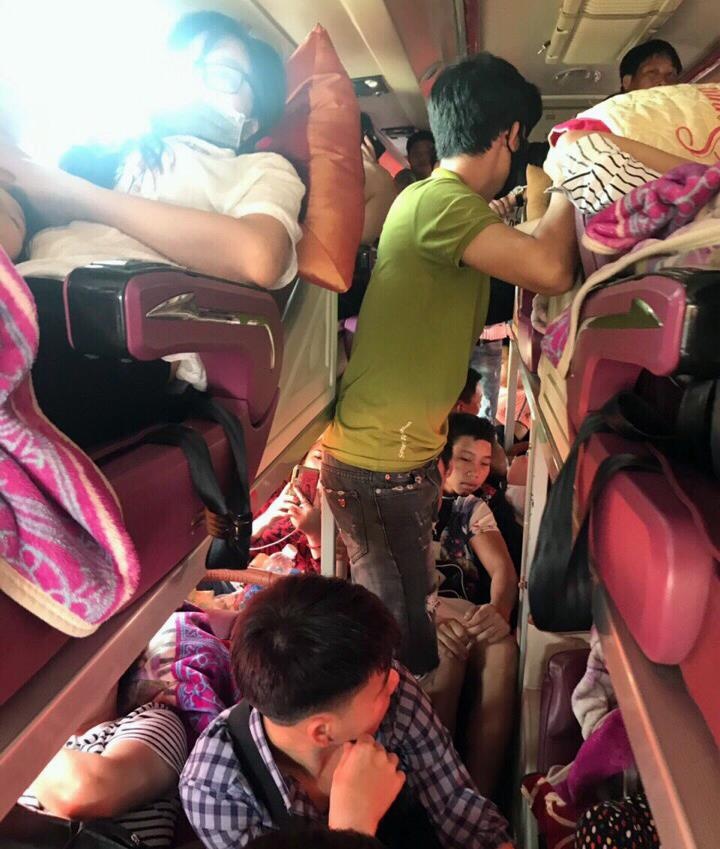 Xe khach nhoi nhet anh 2