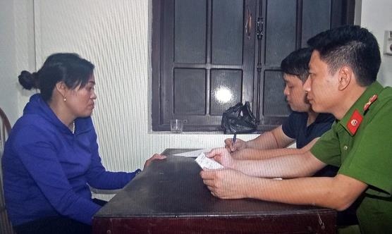 Con gai tat xang dot me anh 1