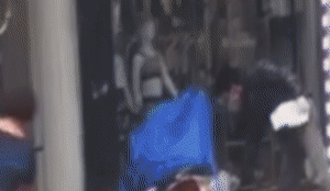 Do xang dot cua hang cua vo cu hinh anh