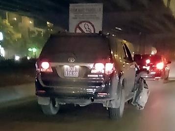 Cong an Ha Noi xac minh xe bien xanh gay tai nan roi bo chay hinh anh