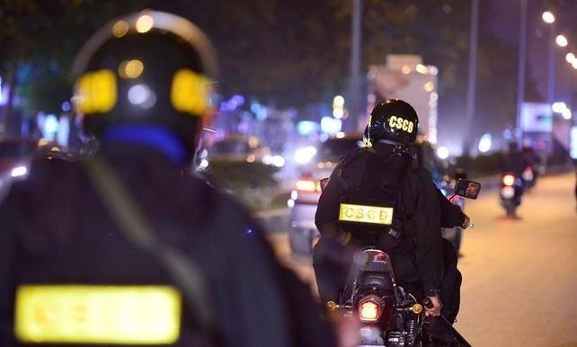 Dai uy canh sat co dong hy sinh sau khi va cham voi xe may 'kep ba' hinh anh