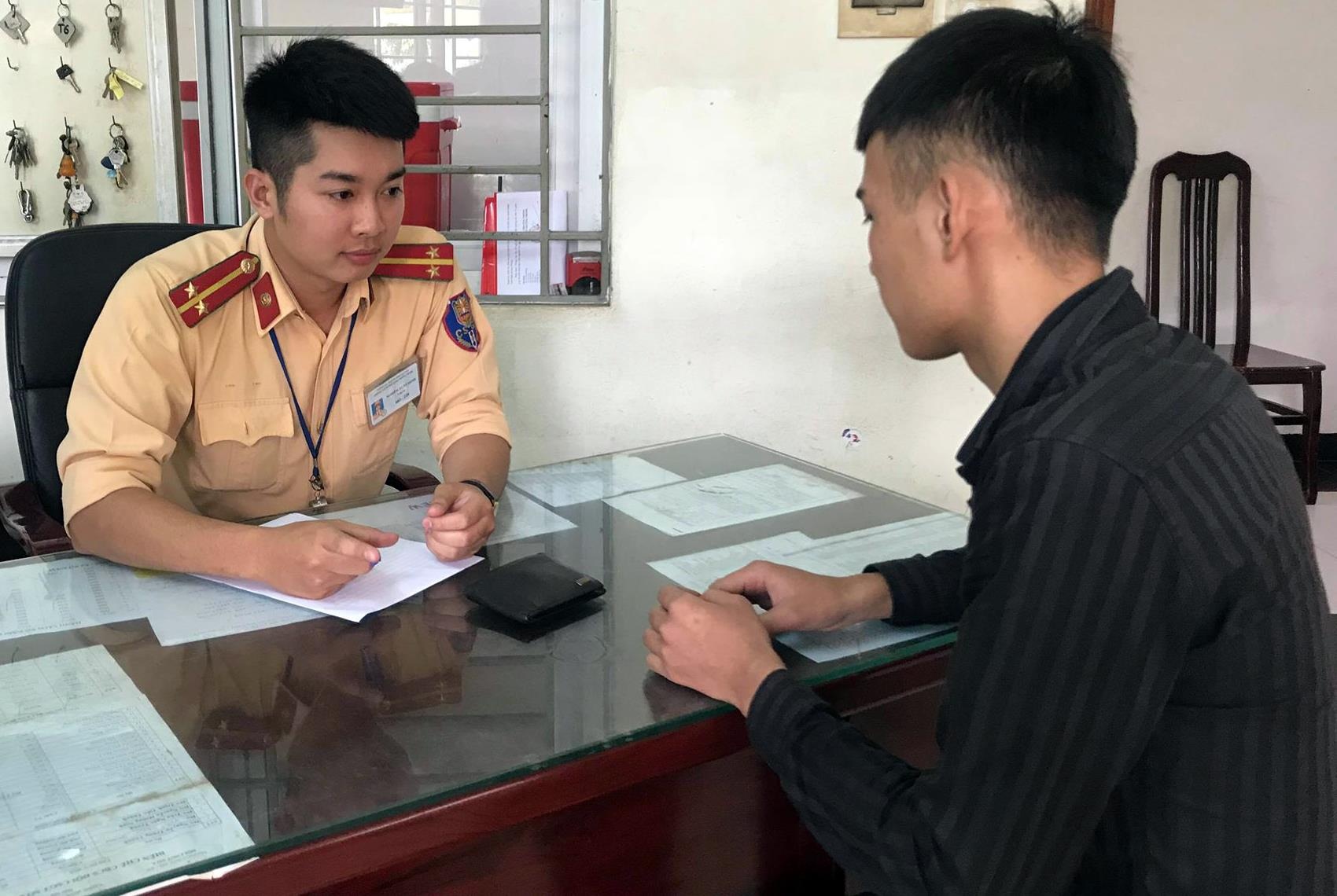 CSGT tra lai vi tien anh 1