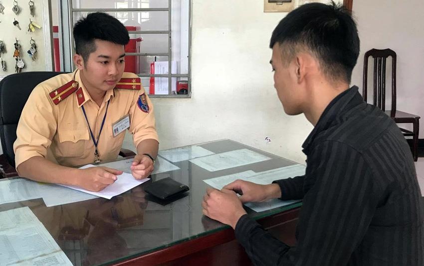 CSGT nhat duoc 5 trieu dong tra lai cho nam sinh hinh anh