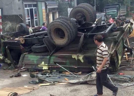 30 linh bo binh gap nan khi xe tai quan su bi lat hinh anh