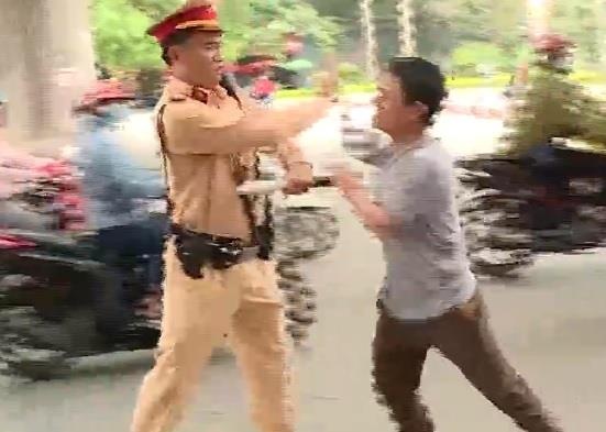 Thieu ta CSGT bi danh khi kiem tra nong do con tai xe hinh anh