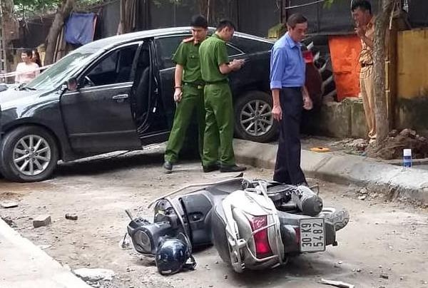 Xe Toyota Camry can chet nguoi khi lui trong ngo hinh anh