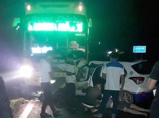 3 nguoi tu vong sau khi oto khach doi dau taxi hinh anh