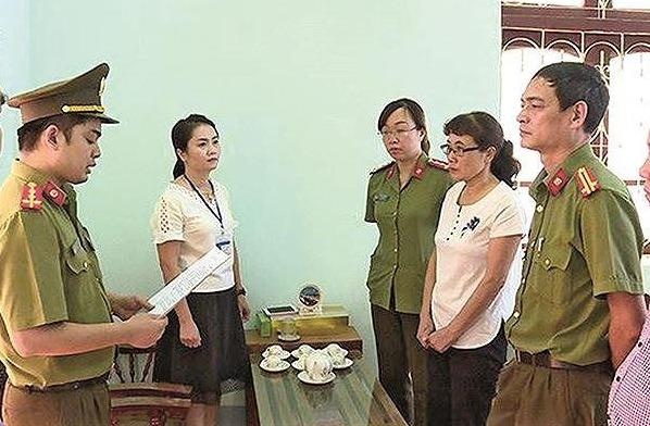 Bat pho truong phong sua diem thi THPT o Hoa Binh hinh anh