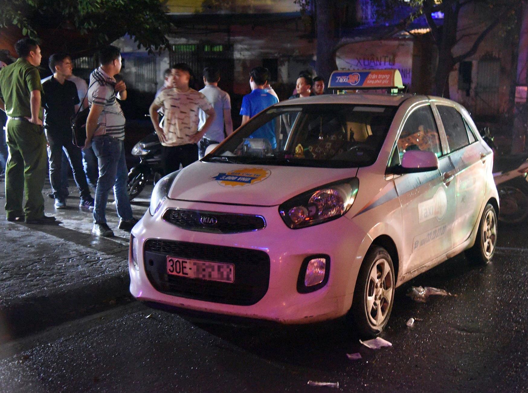 Nu tai xe taxi bi dam guc tren xe o ven song Kim Nguu hinh anh