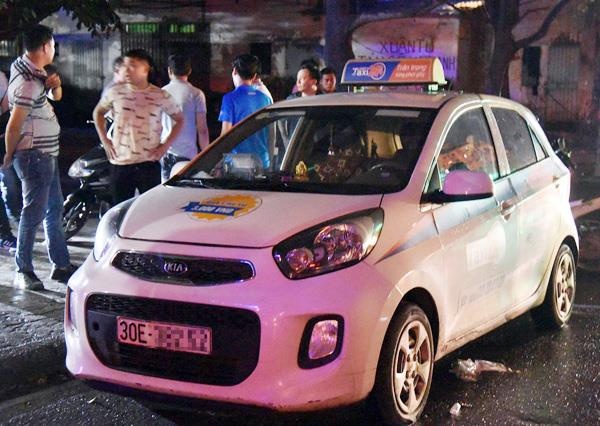 Nu tai xe bi dam guc trong taxi do mau thuan tinh ai hinh anh